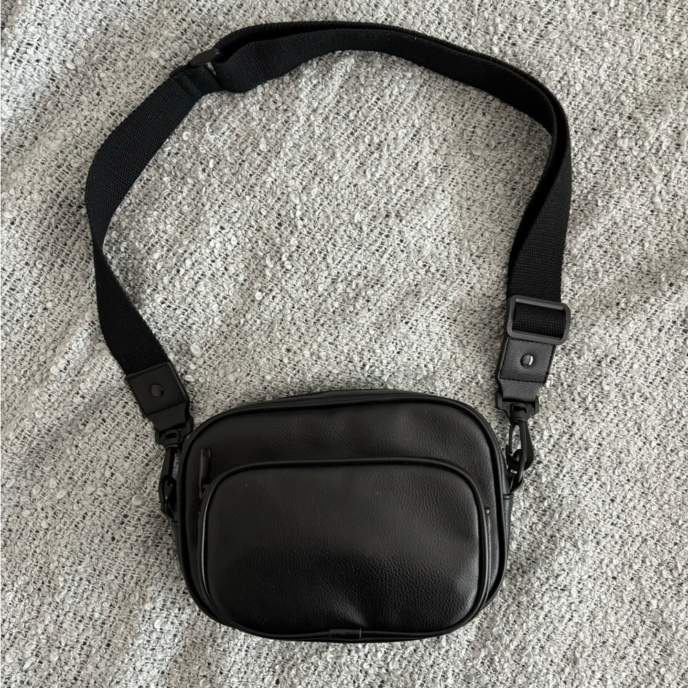Black adjustable crossbody camera bag